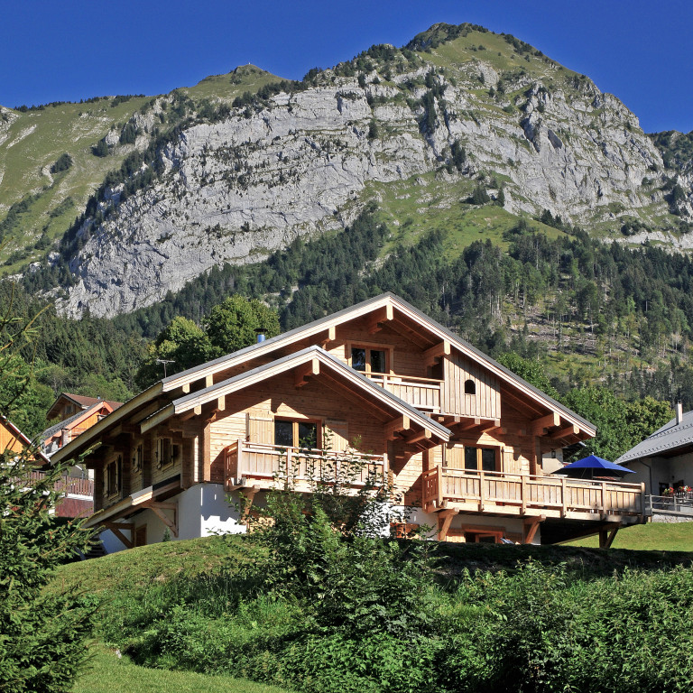 Log_House_France_Lake_Annecy_1.jpg